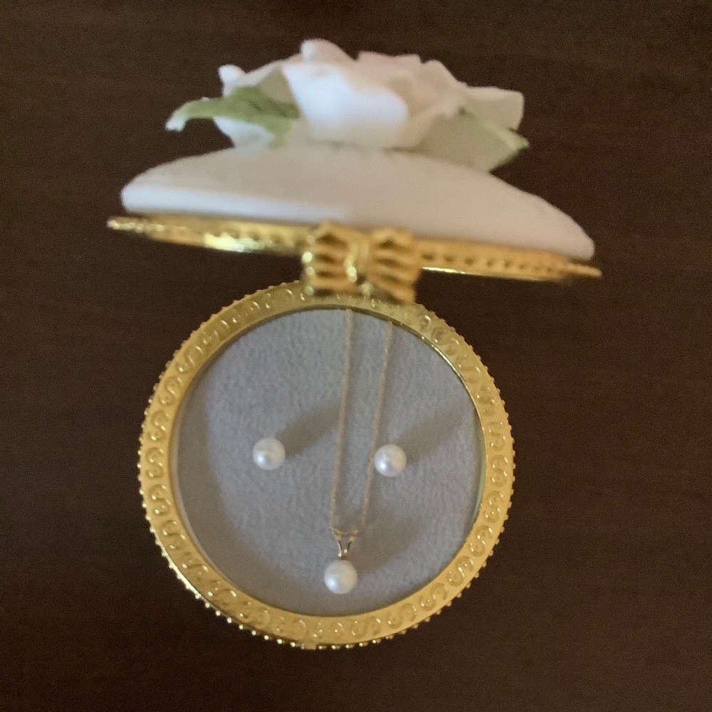 Pearl earrings & necklace set in ceramic gift box
